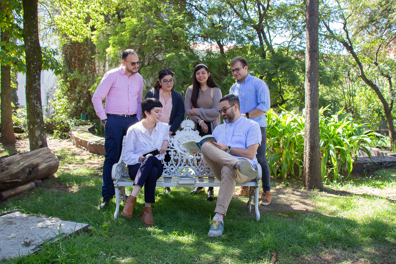 personas sentadas en una banca