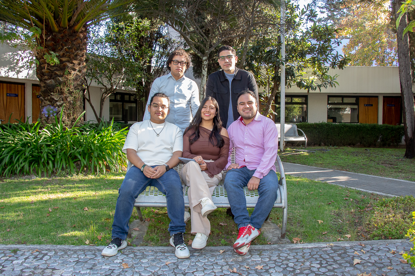 personas sentadas en una banca