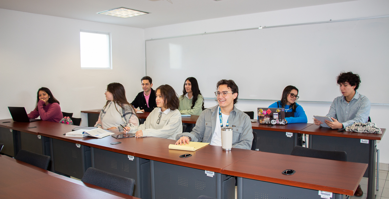 personas en un salón de clases