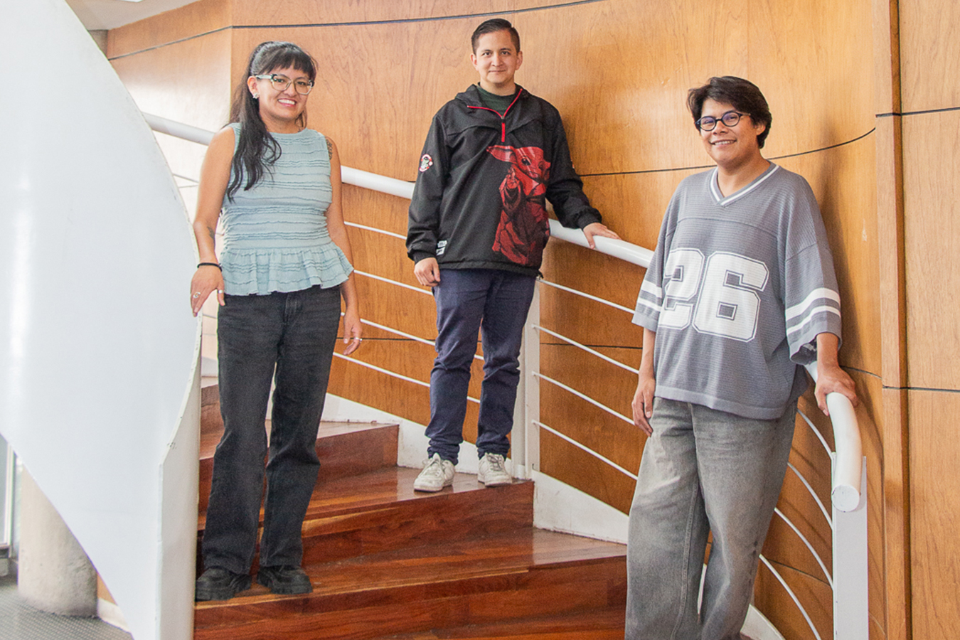 personas sentadas en una banca