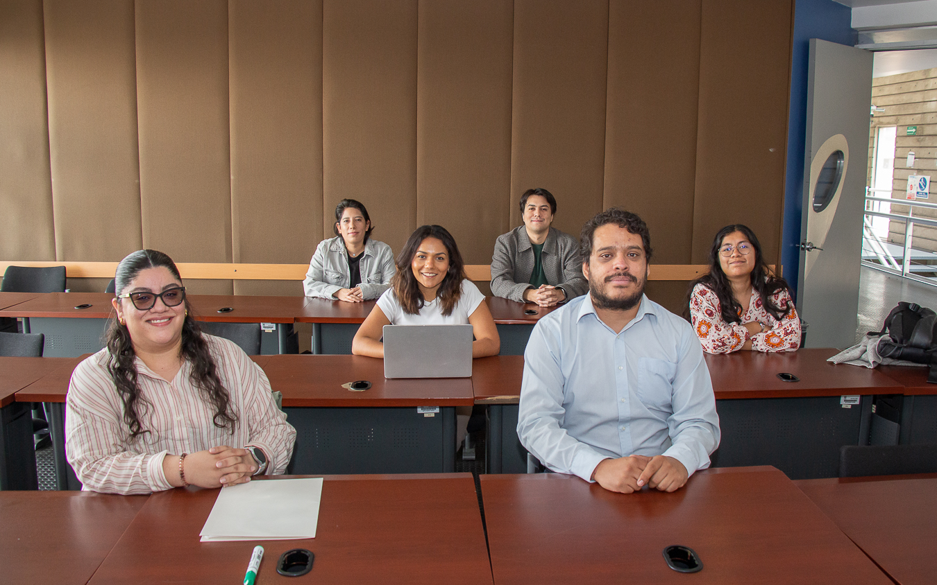 personas sentadas en un salón