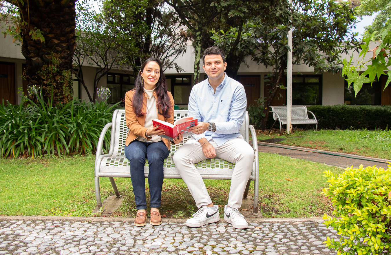 personas sentadas en un salón