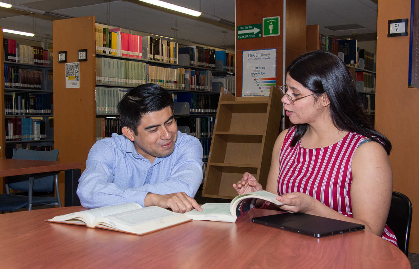 personas sentadas en la biblioteca del CIDE